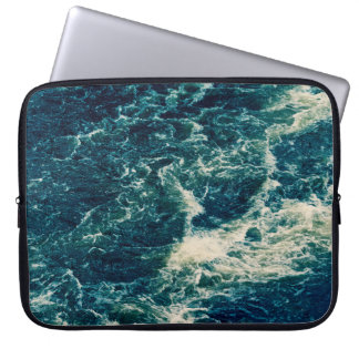 Hintergrund, obere Ansicht, rascher Fluss des Flus Laptopschutzhülle