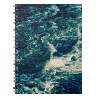 Hintergrund, obere Ansicht, rascher Fluss des Flus Notizblock