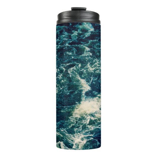 Hintergrund, obere Ansicht, rascher Fluss des Flus Thermosbecher (Vorderseite)