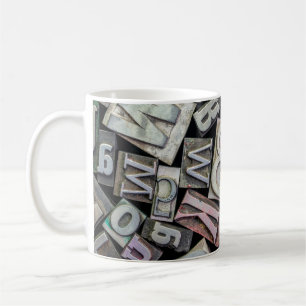 Hintergrund zufälliger Vintager Grunge-Buchstaben Kaffeetasse