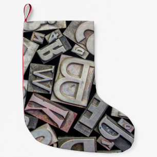Hintergrund zufälliger Vintager Grunge-Buchstaben Kleiner Weihnachtsstrumpf