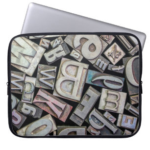 Hintergrund zufälliger Vintager Grunge-Buchstaben Laptopschutzhülle