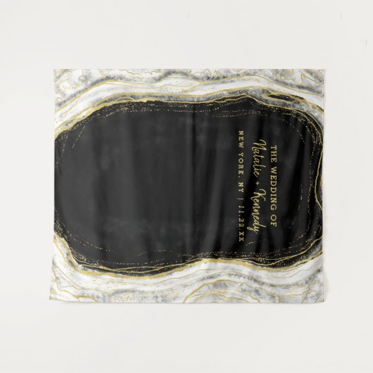 Hintergrundinformationen zum Schwarz-weiß & Gold G Wandteppich (Vorderseite (Horizontal))