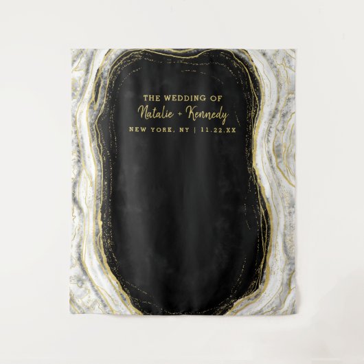 Hintergrundinformationen zum Schwarz-weiß & Gold G Wandteppich (Vorderseite)