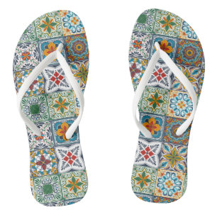 Hintergrundspuren/Talavera-inspirierte Fliesen Badesandalen