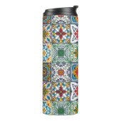 Hintergrundspuren/Talavera-inspirierte Fliesen Thermosbecher (Nach links gedreht)
