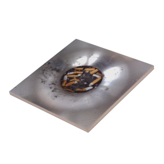 Hintern der Zigarette in Silver Smokers Ashtray, F Fliese (Seite)