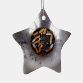 Hintern der Zigarette in Silver Smokers Ashtray, F Keramikornament (Rechts)