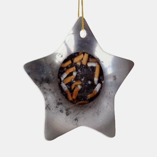 Hintern der Zigarette in Silver Smokers Ashtray, F Keramikornament (Rechts)