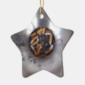 Hintern der Zigarette in Silver Smokers Ashtray, F Keramikornament (Links)