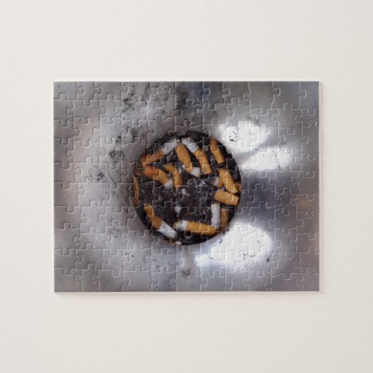 Hintern der Zigarette in Silver Smokers Ashtray, F Puzzle (Horizontal)