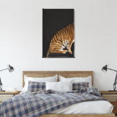 Hinterteil des Tigers auf Plattform Leinwanddruck (Insitu (Schlafzimmer))