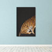 Hinterteil des Tigers auf Plattform Leinwanddruck (Insitu (Holzboden))