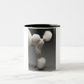 Hinterteile des Pudels, auf grauem Hintergrund Zweifarbige Tasse (Mittel)