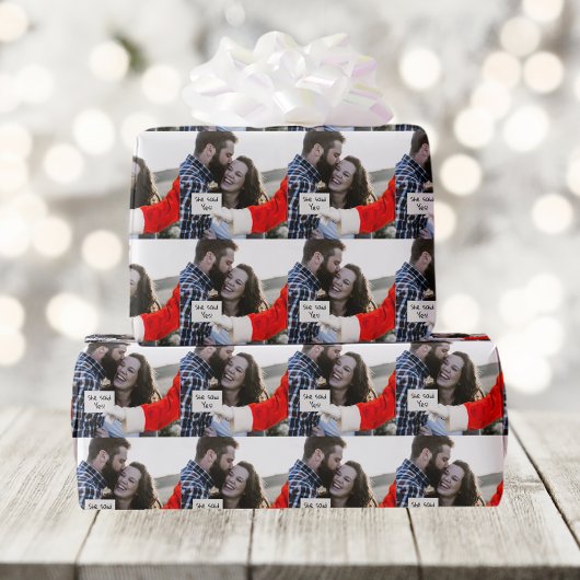 Hinweis des Weihnachtsmanns in Handüberlagerung Be Geschenkpapier