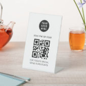 Hinzufügen von Firmenlogos und QR-Code einfach Sockelschild (In SItu)