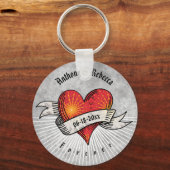 Hinzufügen von Namen und Datum der Tattooid-Herzen Schlüsselanhänger (Vorderseite)