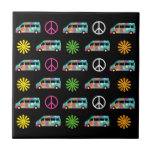 Hippie Bus Peace Signie 70er Black Fliese<br><div class="desc">Niedliche Hippie-dekorative Fliesen mit lustigen Retro-Camper-Busmustern von Friedenszeichen und hübschen Blume in coolen Neon Hippie-Farben.</div>