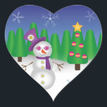 Hippie Christmas Snowman Herz-Aufkleber<br><div class="desc">Niedlicher Hippie-Schneemann mit einem lila Hut, Schal und Sonnenbrille mit Blume-Schild und einer Smiley-Blume auf dem Hut. Hinter dem Schneemann liegt eine Winterlandschaft mit Weihnachtsbäumen, Schnee und einem blauen Himmel mit Schneeflocken. Drücken Sie die orangefarbene Schaltfläche "Anpassen" oben, um den Artikel anzupassen und zu personalisieren, indem Sie einen anderen Stil...</div>