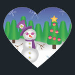 Hippie Christmas Snowman Herz-Aufkleber<br><div class="desc">Niedlicher Hippie-Schneemann mit einem lila Hut, Schal und Sonnenbrille mit Blume-Schild und einer Smiley-Blume auf dem Hut. Hinter dem Schneemann liegt eine Winterlandschaft mit Weihnachtsbäumen, Schnee und einem blauen Himmel mit Schneeflocken. Drücken Sie die orangefarbene Schaltfläche "Anpassen" oben, um den Artikel anzupassen und zu personalisieren, indem Sie einen anderen Stil...</div>