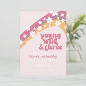 Hippie Daisy Young Wild und Three Birthday Einladung (Stehend Vorderseite)