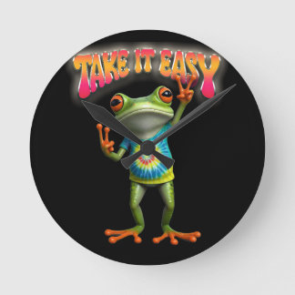 Hippie-Frosch: Nimm's leicht, Spaß und bunte Farbe Runde Wanduhr