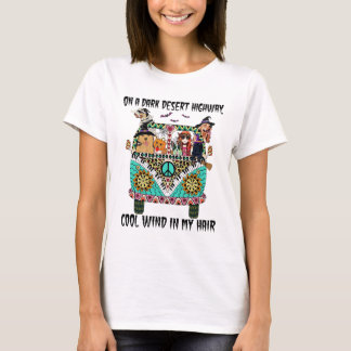 Hippie Girl und Hunde Rotzunge auf einer dunklen W T-Shirt