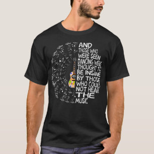 Hippie-Gitarre und diejenigen, die beim friedliche T-Shirt