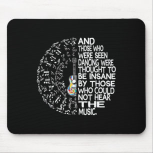 Hippie Gitarre und diejenigen, die beim Tanzen ges Mousepad