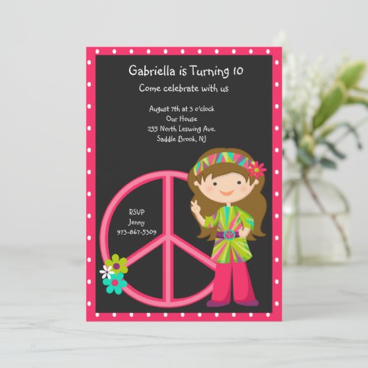 Hippie-Mädchen mit Friedenszeichen-Mädchen laden Einladung (Stehend Vorderseite)