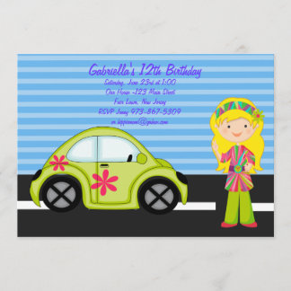 Hippie-Mädchen mit grüner Einladung