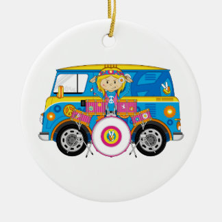 Hippie-Mädchen mit Trommeln und Reisemobil Keramikornament