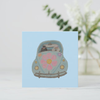 Hippie-Pudel in ihrem Flower-Child-Liebesauto