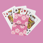 Hippie Retro Groovy Pink Daisy Blume Individuelle  Spielkarten<br><div class="desc">Hippie Retro Groovy Pink Daisy Blume Individuelle Name Playing Cards mit einem rosa und lila groovy Retro Schachbrett und dunklen Blume Muster mit Ihrem personalisierten Namen in der Mitte. Das ideale Geschenk für Familie und Freunde zum Geburtstag,  Weihnachten,  Feiertagen,  Muttertag und Partys. Entworfen von © Evco Studio www.zazzle.com/store/evcostudio</div>