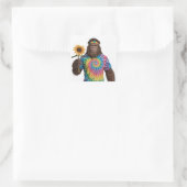Hippie Sasquatch in Tiedye mit Sonnenblumen Quadratischer Aufkleber (Tasche)