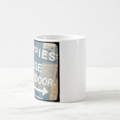 Hippies benutzt heimliche Tasse (Mittel)