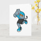 Hippo als Fußballspieler mit Fußball Karte (Gelbe Blume)