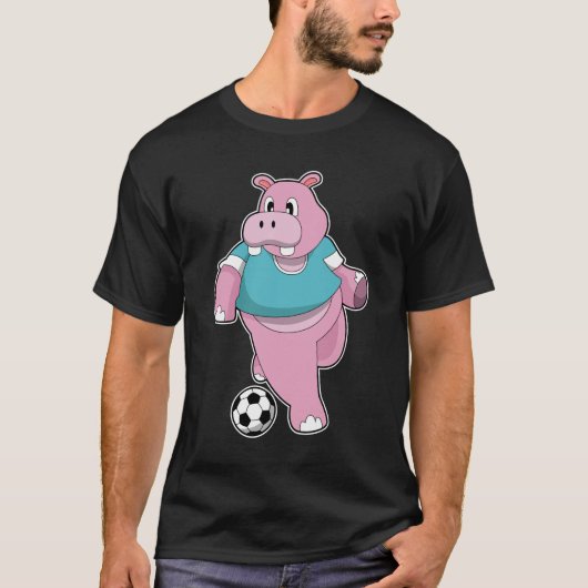 Hippo als Fußballspieler mit Fußball.PNG T-Shirt (Vorderseite)