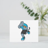 Hippo als Fußballspieler mit Fußball Postkarte (Stehend Vorderseite)
