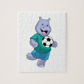 Hippo als Fußballspieler mit Fußball Puzzle (Vertikal)