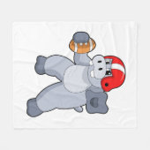 Hippo beim Fußballsport Fleecedecke (Vorderseite (Horizontal))