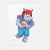 Hippo beim Fußballsport Fleecedecke (Vorderseite)