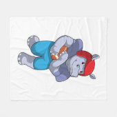 Hippo beim Fußballsport Fleecedecke (Vorderseite (Horizontal))