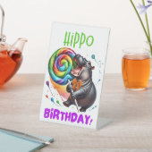 Hippo Birthday fröhlich, farbenfroh Candy Swirl | Sockelschild (In SItu)