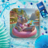 Hippo in einem Pool mit Cocktailgetränk Pappteller (Party)