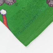 Hippo in Weihnachtsmannmütze Muster auf Grün Fleecedecke (Ecke)