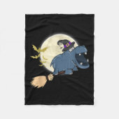 Hippo Witz Riding Broom Funny Halloween Tier Fleecedecke (Vorderseite)