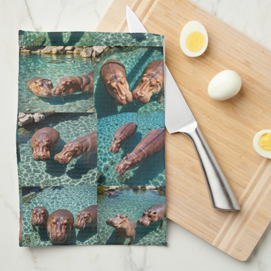 Hippos at Play: Ein Paradies für Wasserläufe Geschirrtuch (Viertel Falte)