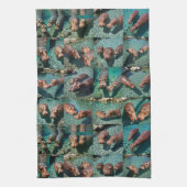 Hippos at Play: Ein Paradies für Wasserläufe Geschirrtuch (Vertikal)