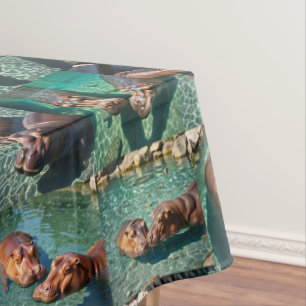 Hippos at Play: Ein Paradies für Wasserläufe Tischdecke